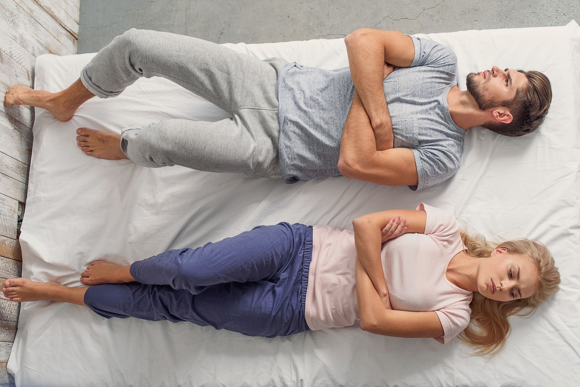 signs he's not into you body language